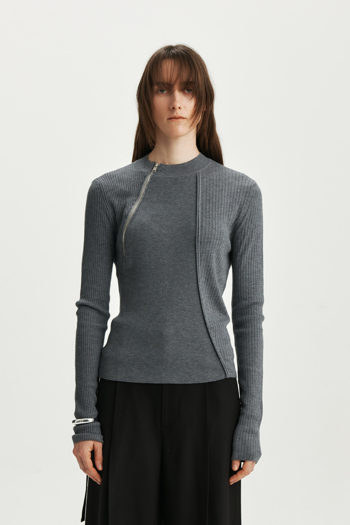 ZIPPER POINT KNIT PULLOVER IN CHARCOAL
