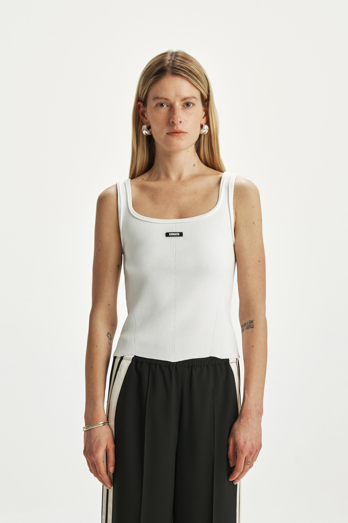 SCOOP NECK SLEEVELESS KNIT TOP IN WHITE